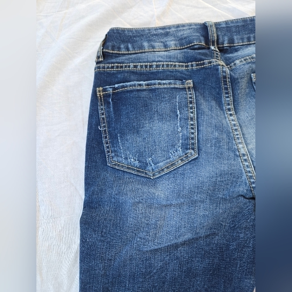 Time and Tru  dark wash denim rolled hem distressed Bermuda Jean shorts 4 - Picture 7 of 9